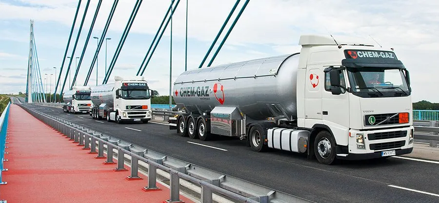 Konwój cystern CHEM-GAZ przejeżdżający przez most