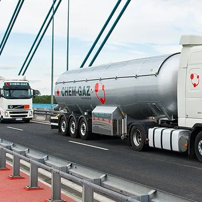 Konwój cystern CHEM-GAZ przejeżdżający przez most